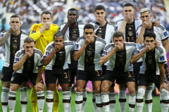 德国足协解释世界杯失利原因 集体捂嘴合影遭质问