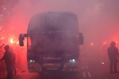 巴薩大巴車遭自家球迷攻擊 被誤認為是巴黎的大巴車