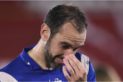 乌拉圭37岁中卫戈丁挂靴 泪洒体育场结束20年职业生涯
