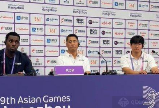 韩国男篮主教练和球员赛后接受媒体采访