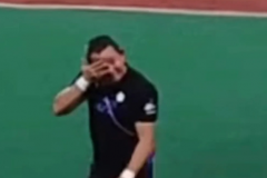 中国台北足球领队落泪 现场球迷为其鼓掌加油