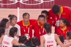 中国女篮获胜后姚明几次想摸头杀 附东京奥运女篮赛程