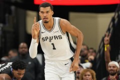 文班亚马又伤了 初步检查结果显示无重大损伤