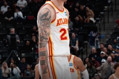 NBA常规赛快船主场102-105憾负老鹰遭五连败 伦纳德、比尔缺阵 哈登空砍35+10+11