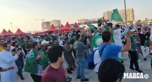 沙特球迷模仿C罗庆祝动作