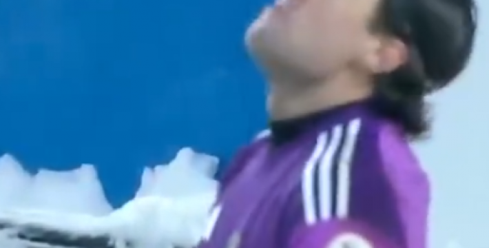 冷的发抖！土耳其联赛门将场边喝茶取暖