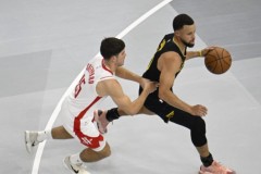 库里右腿股四头肌挫伤将接受MRI检查 赛季已缺席4场