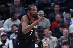 布朗和杜兰特在场上互喷 后者表示本场比赛就是想越界