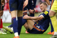 伯恩被紧急送往医院 上半场伤退