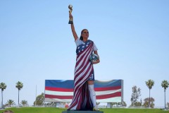 美国女足队长自由女神式塑像 美国女足将冲击世界杯三连冠