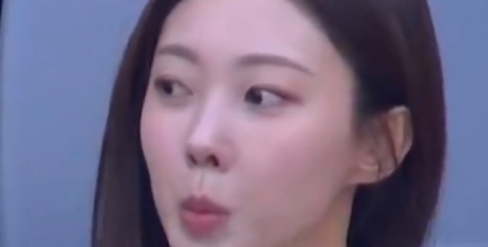 长得确实有点像了，东亚杯赛场边的韩国美女