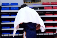 全运会男篮资格赛周琦不满裁判判罚被驱逐 仅拿到6分
