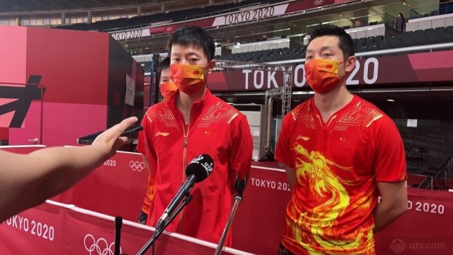 中国乒乓球男团选手接受采访