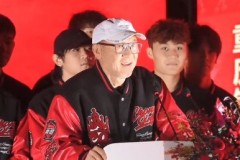 铜梁龙主帅张外龙“跪谢”球员们 铜梁龙举行庆功宴