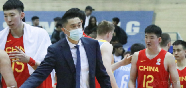 中国男篮队员们与主帅杜锋