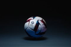法甲新赛季用球白色搭配红黑 由迪卡侬提供