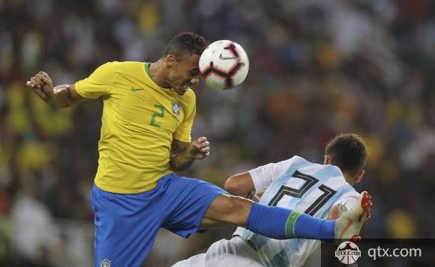 巴西后卫达尼洛疑似脚踝受伤  被迫离场