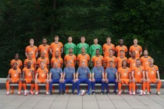 荷兰国家队发布欧洲杯全家福 范戴克C位
