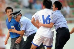 中国第一个被终身禁赛足球运动员是谁？遭受禁赛的原因是什么？