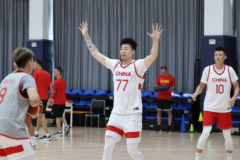 中国男篮在青岛公开训练 乔帅称希望李凯尔尽早加入球队
