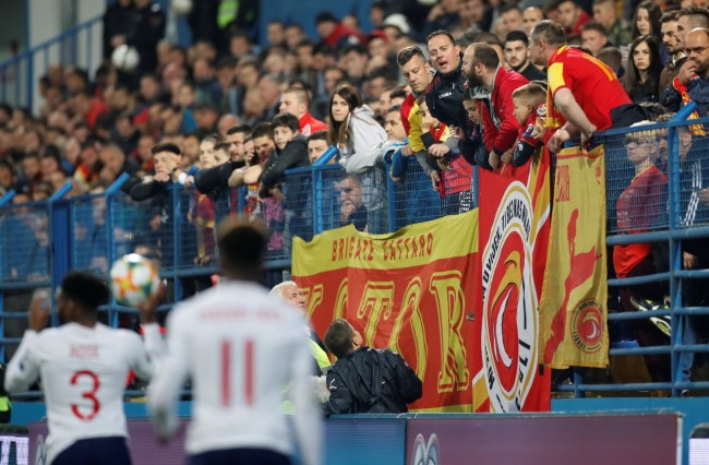 英格兰队员在黑山受到了球迷的种族主义辱骂