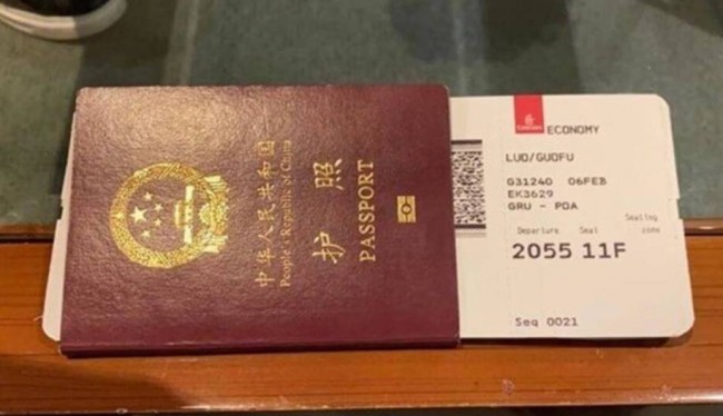 阿洛伊西奥ins晒中国护照