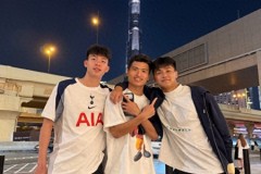 王钰栋晒与U22国足队友合影 身着热刺球衣