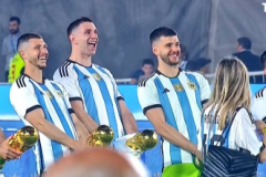 阿根廷球员复刻马丁内斯庆祝动作 硬刚国际足联