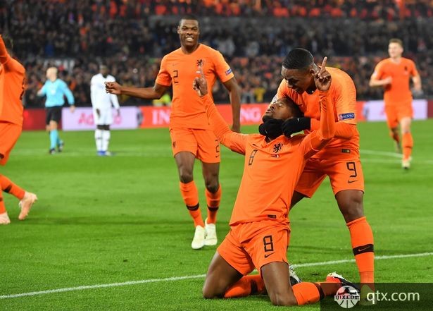 荷兰庆祝进球