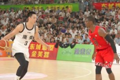 广东男篮71-63险胜美国球队 徐杰砍下14分
