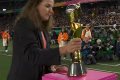女足世界杯奖杯亮相 谁将捧起第9届冠军奖杯