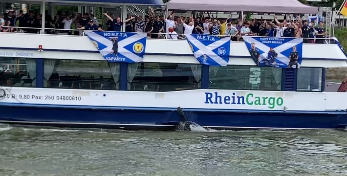 有钱任性！苏格兰球迷在科隆的莱茵河上举行派对