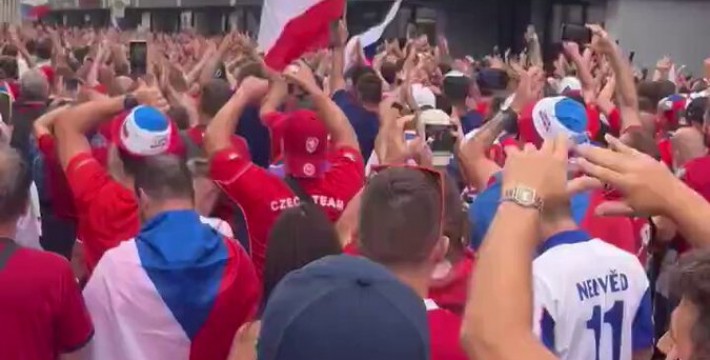 捷克球迷在葡萄牙球迷面前高喊梅西