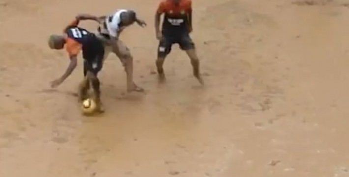 你见识过泥地足球吗？