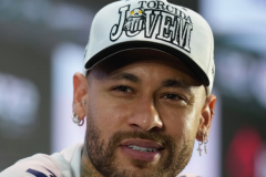 内马尔助桑托斯保级成功 接下来将接受膝盖手术