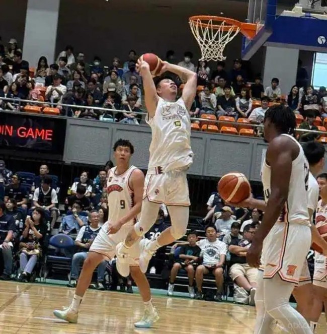 张镇麟首秀12分5篮板6助攻