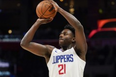 曝快船将拒绝执行科比-布朗球队选项 明夏成自由球员