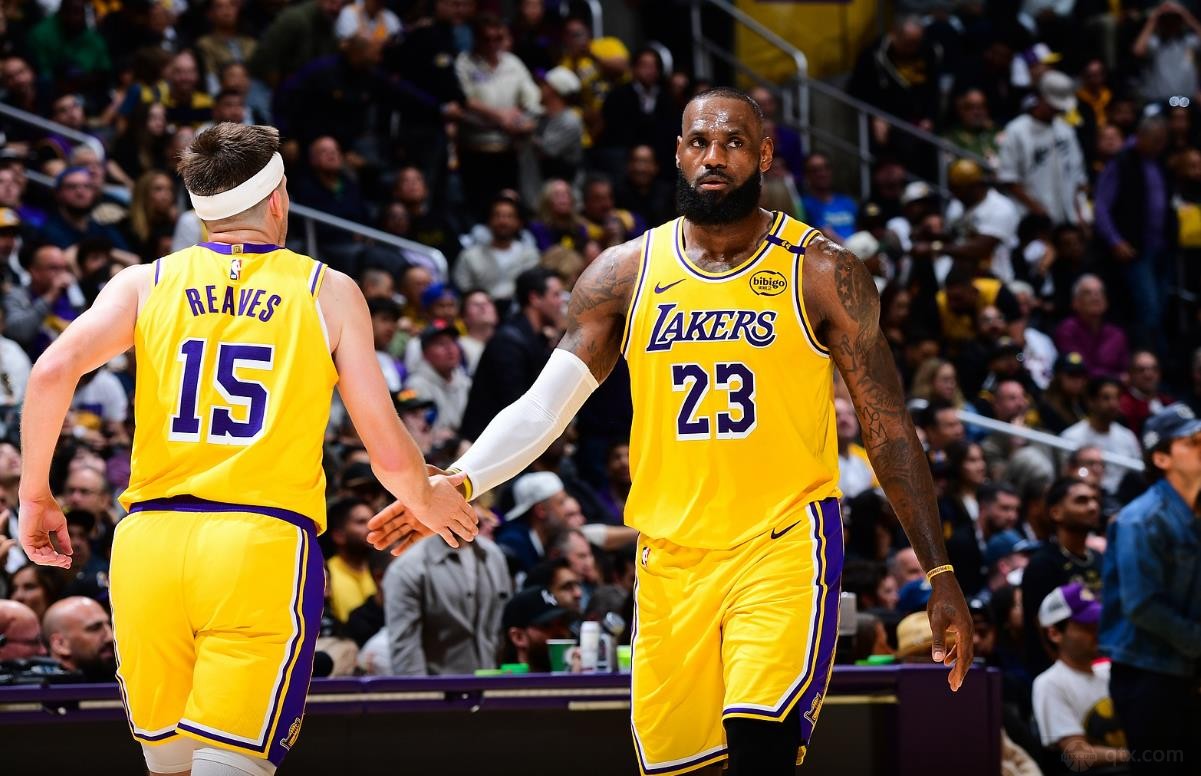 詹姆斯明日将首次和湖人合练