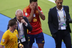 罗德里在欧洲杯决赛半场被换下 似乎存在腿筋受伤的问题