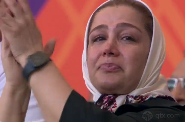 伊朗女球迷留下眼泪