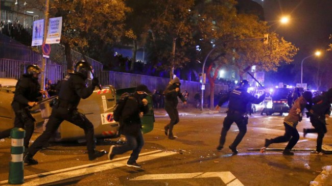 警方驱散人群