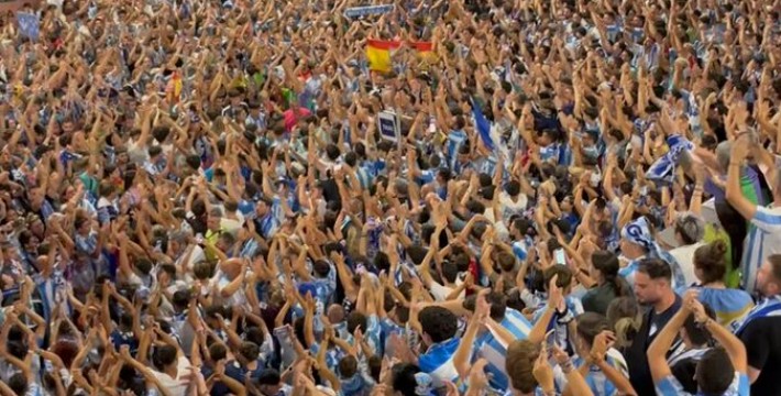 马拉加球迷集体庆祝球队时隔一个赛季重返西乙