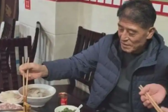 重庆球迷邀李章洙吃火锅 李章洙曾执教重庆前卫寰岛