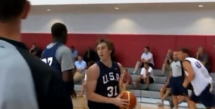 2012年 隻有20歲的歐文在美國男籃隊內訓練中