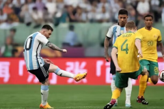 阿根廷中国行赛况：阿根廷2-0澳大利亚 梅西远射世界波+神级1v3过人佩泽拉头球破门
