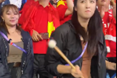 赵丽娜现身支持中国女足 前中国女足门将击鼓为球队加油
