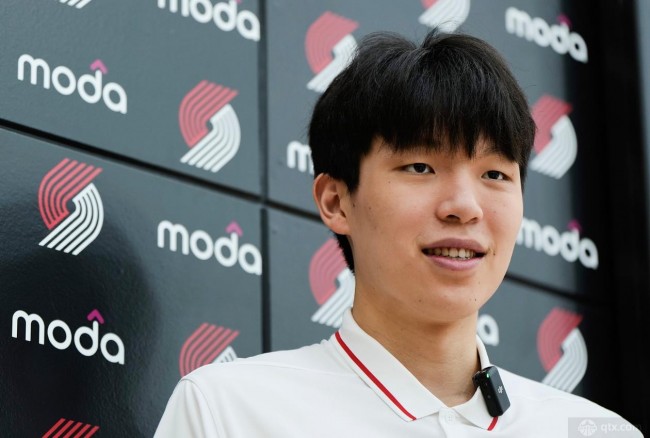 杨瀚森接受比卢普斯指导