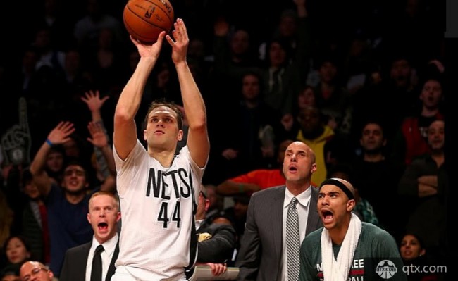 NBA赛场的底角三分有多难？