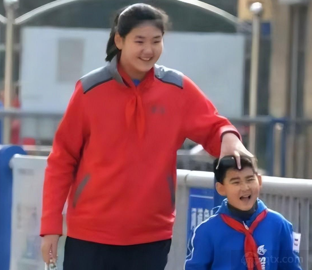 女篮张子宇回应“手抓小孩”