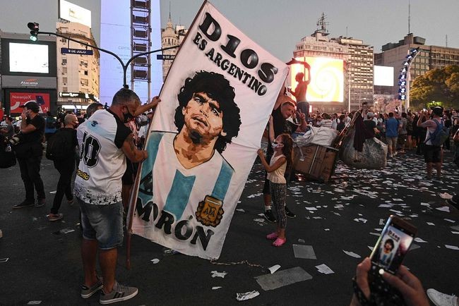 阿根廷人走上街头悼念马拉多纳